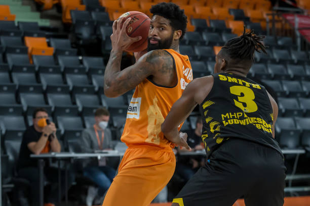 换进攻与坚 换进攻与坚